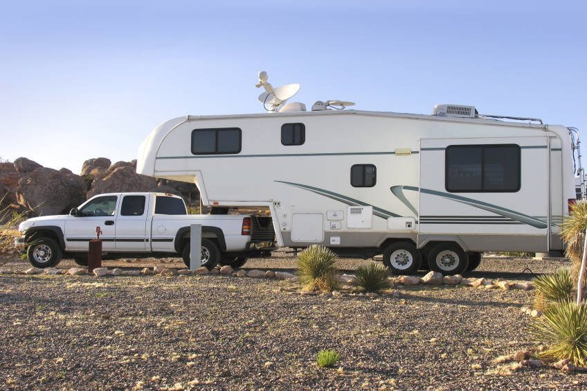 Fifth wheel trailer